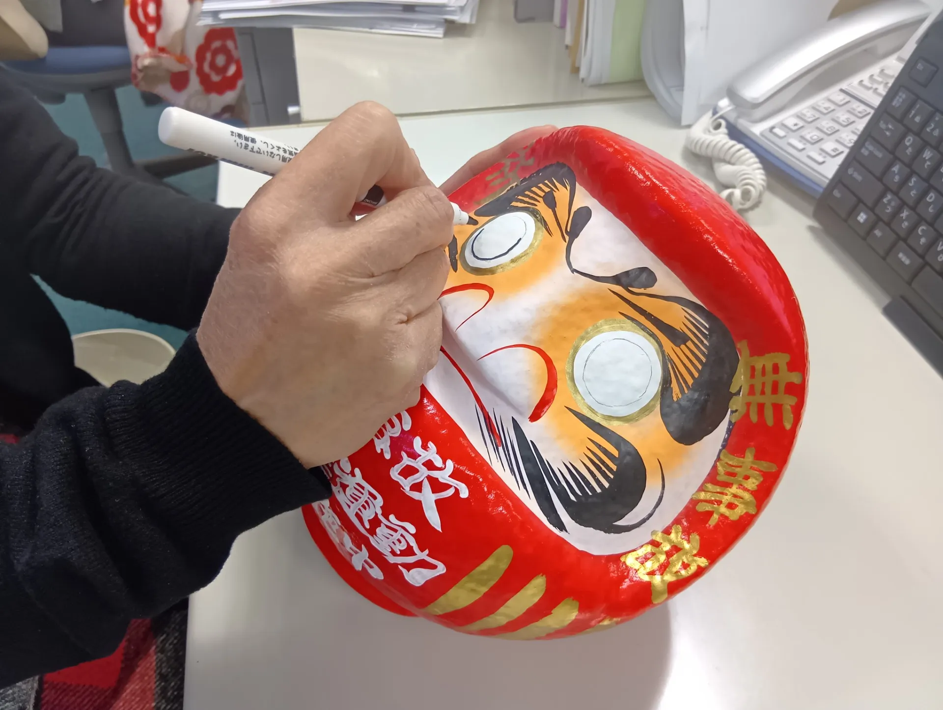 本部　だるまの目入れ